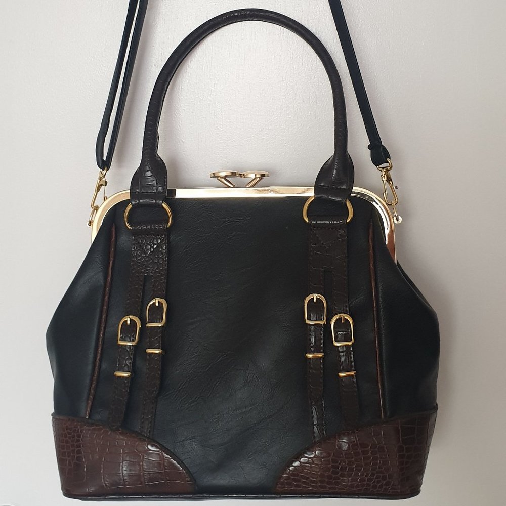 Women's beg hold in hand and over the shoulder great condition